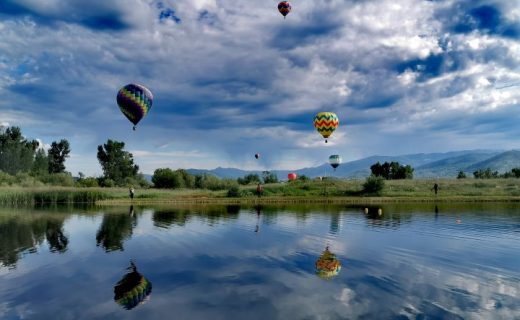 Let balónů nad jezerem