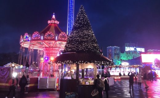 Náměstí v Londýně plné vánočních světílek
