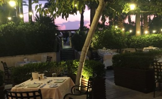 Venkovní zahrádka hotelu na Kypru večer