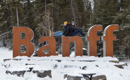 Michal s Kristýnou sedí na obřím nápise Banff