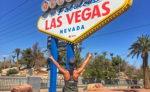 Chlapec stojíi před cedulí Las Vegas