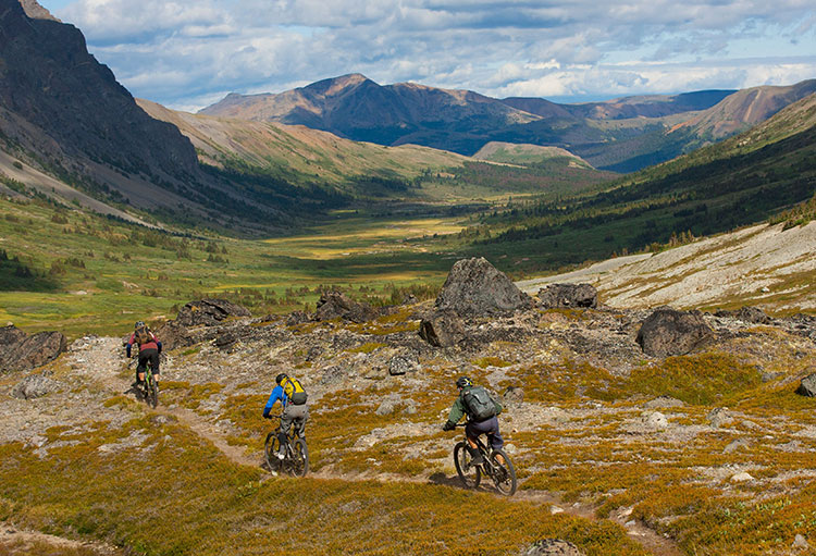 jízda na horských kolech v horách v Kanadě
