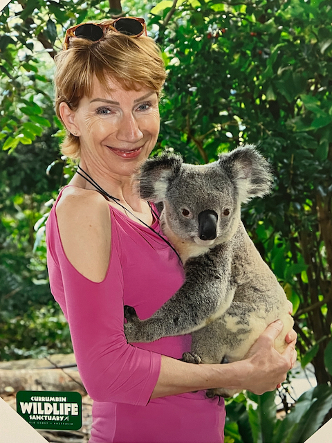 Žena s koalou v Austrálii