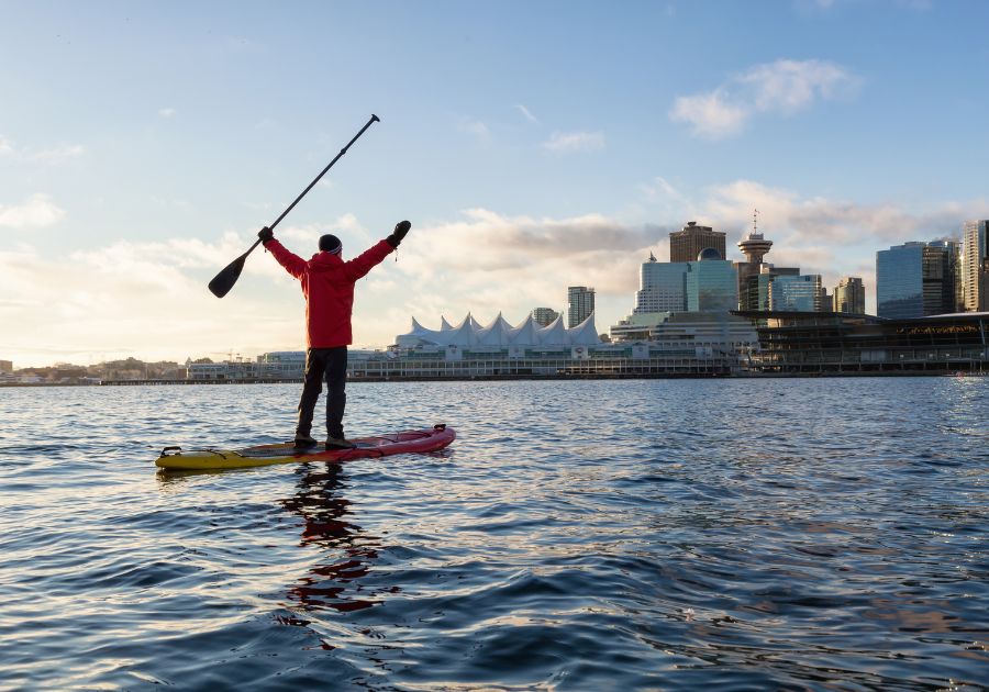 muž na paddleboardu ve Vancouveru
