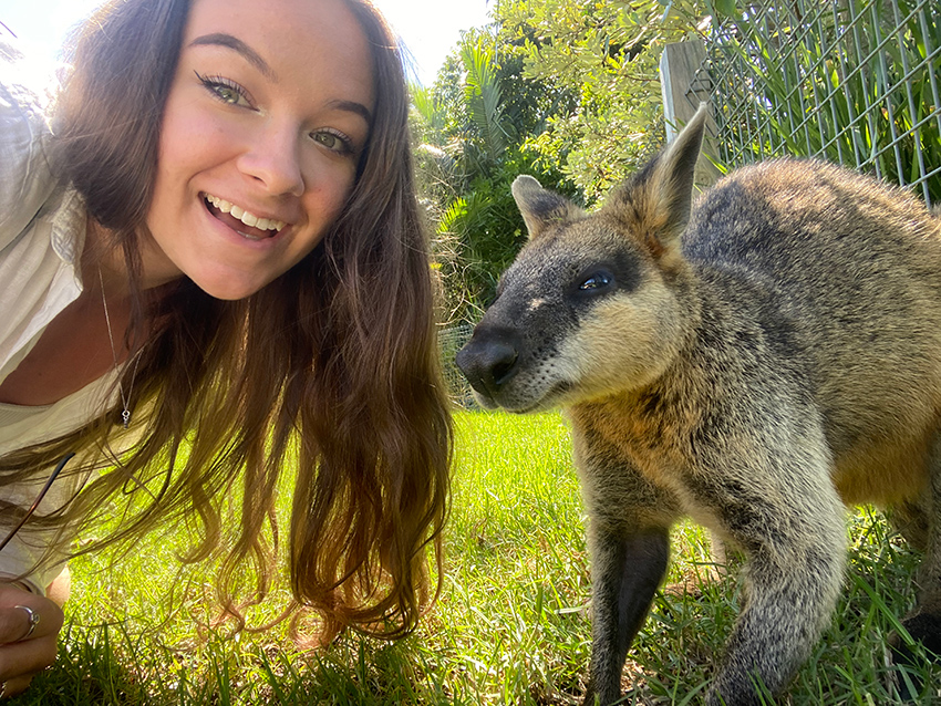 Dívka s klokanem v Austrálii