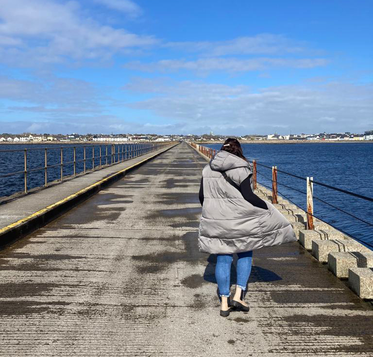 Dívka se prochází na mostě v Irsku