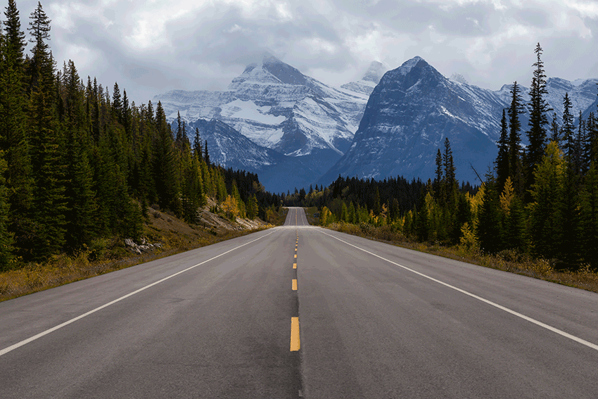 cesta v Kanadě s výhledem na hory