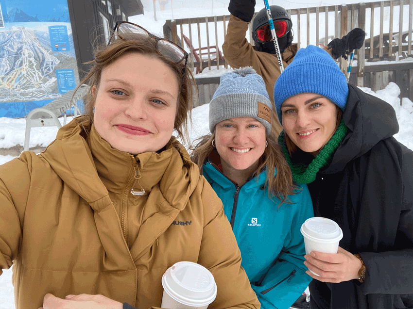 Tři ženy si fotí selfie v kanadském resortu Panorama