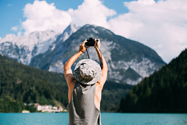 Muž fotí fotku u jezera v Kanadě