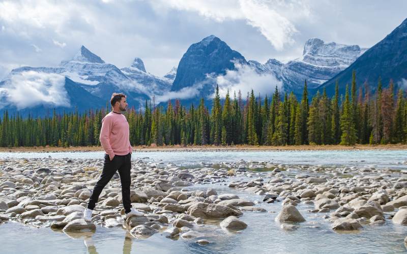 Muž se prochází v kanadské přírodě