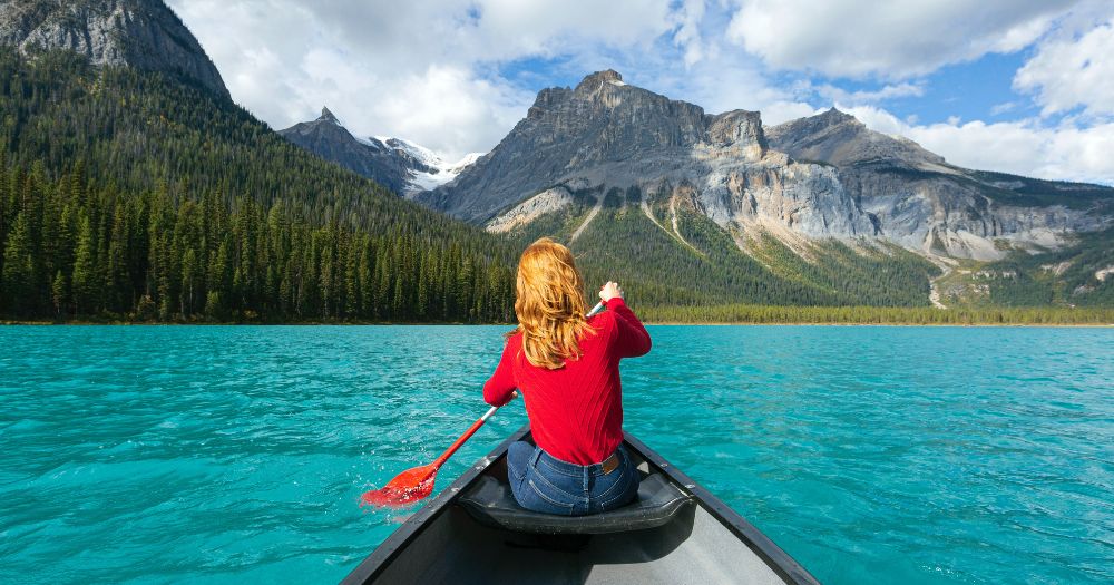 Dívka na jezeře v Kanadě