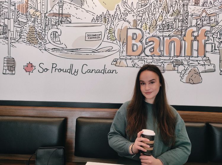 D9vka s kávou v Banffu