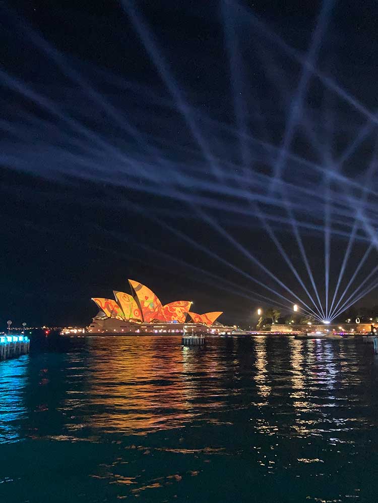 Sydney budova opery v noci