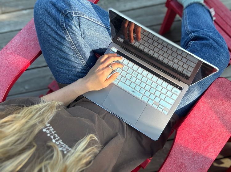 Hledá se social media specialista a content creator
